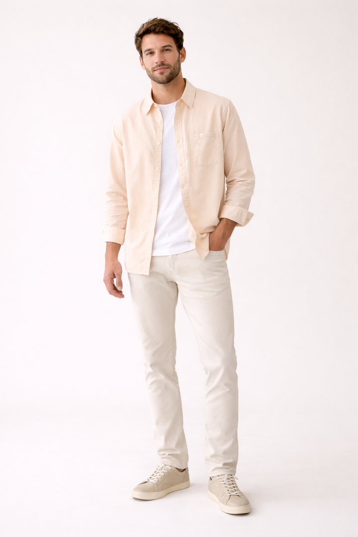 Modieus herenoverhemd met lange mouwen, button-down sluiting. Perfect voor casual en streetwear stijlen.