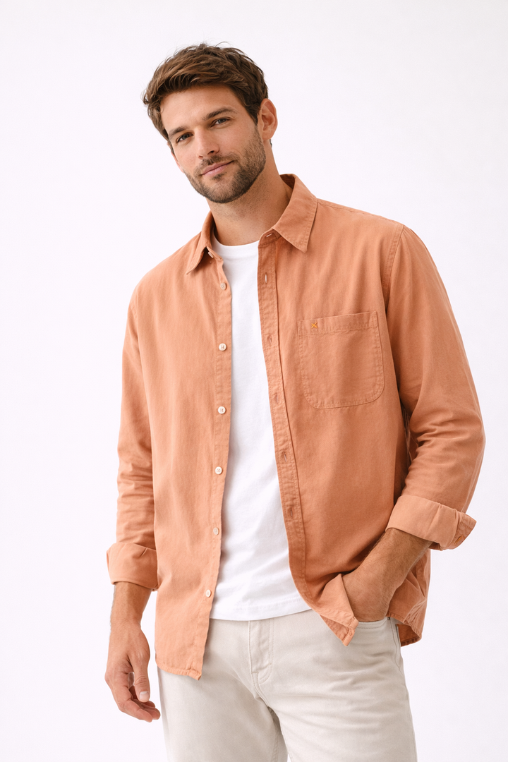 Trendy casual overhemd voor heren met lange mouwen, geschikt voor zomerse dagen en streetwear looks.