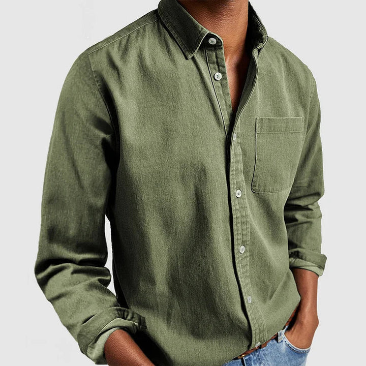 Close-up stof van comfortabel heren casual overhemd, perfect voor dagelijkse mode en diverse gelegenheden.