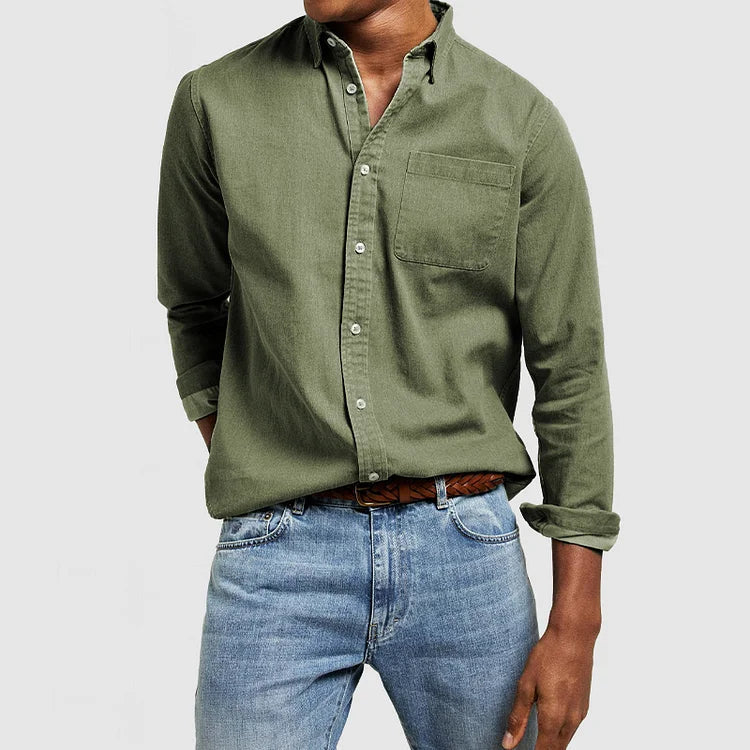 Man draagt veelzijdig heren casual overhemd, losjes gedragen voor een ontspannen en stijlvolle zomerlook.