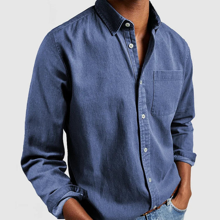 Man geniet in comfortabel heren casual overhemd, ideaal voor ontspannen middagen en dagelijkse activiteiten.