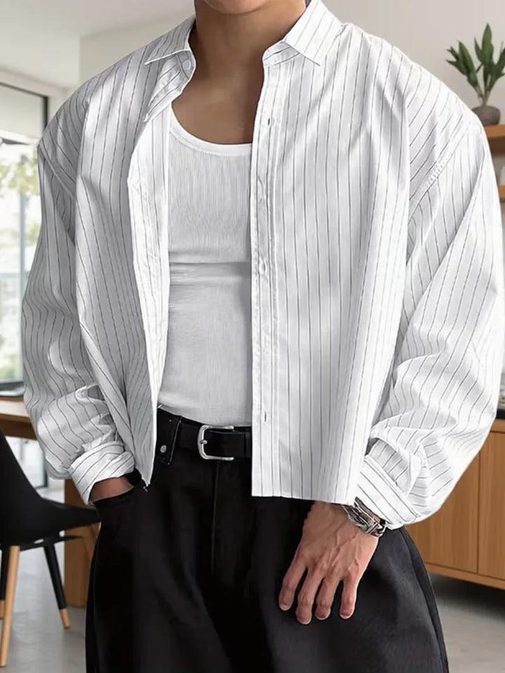 Heren casual overhemd met witte verticale strepen en V-hals, ideaal voor zomerse dagen.