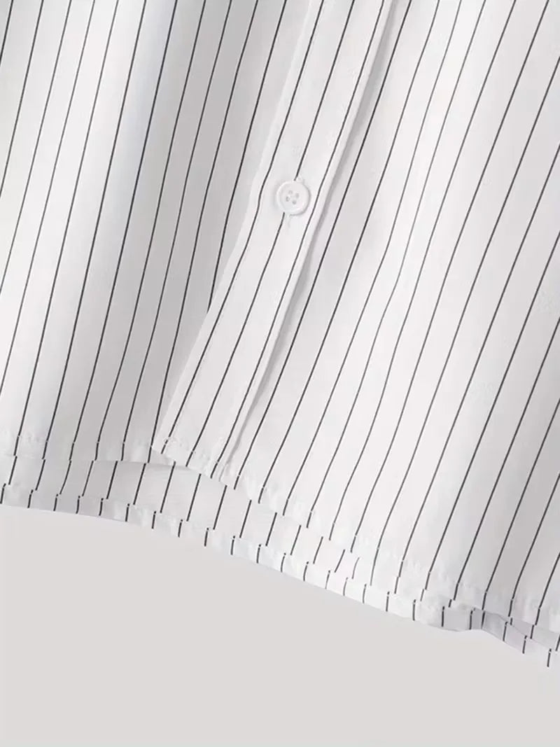 Lente casual heren overhemd met verticale strepen, V-hals, wit en lange mouwen.