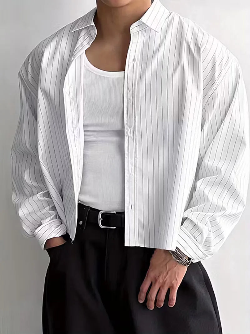 Modern oversized heren overhemd met lange mouwen, witte verticale strepen en trendy V-hals.