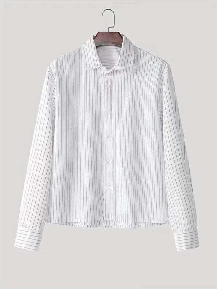 Wit heren overhemd, oversized model, verticale strepen, V-hals, moderne casual look.