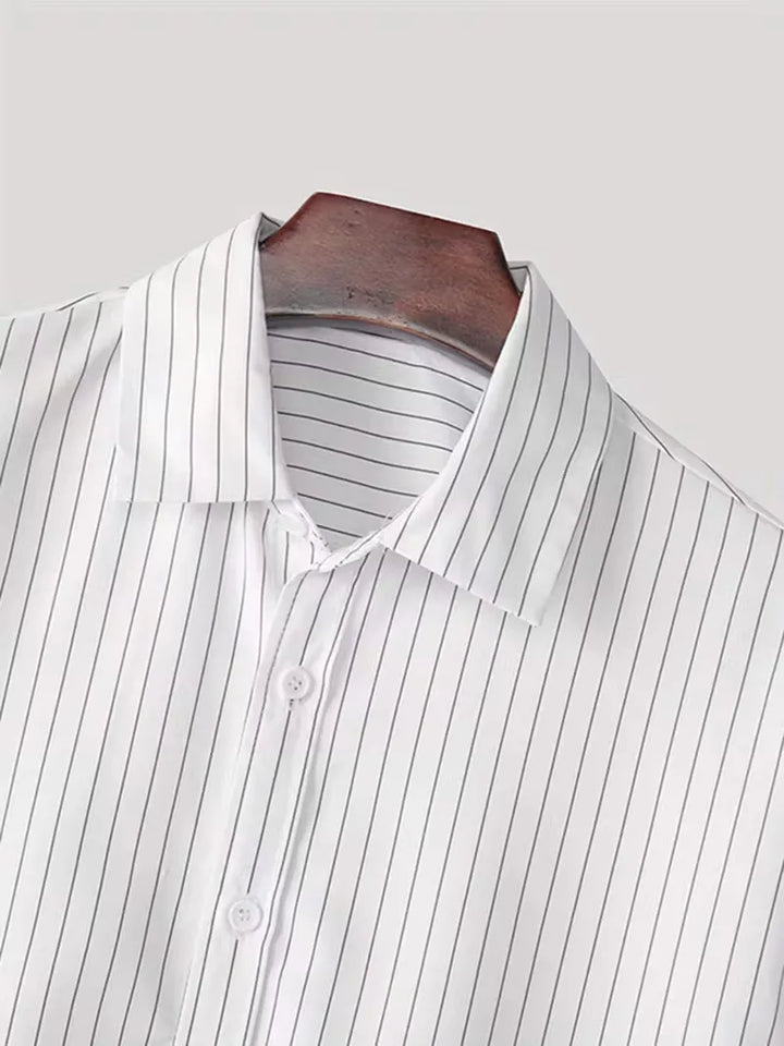 Casual heren overhemd met verticale strepen en V-hals, perfect voor lente en zomer.