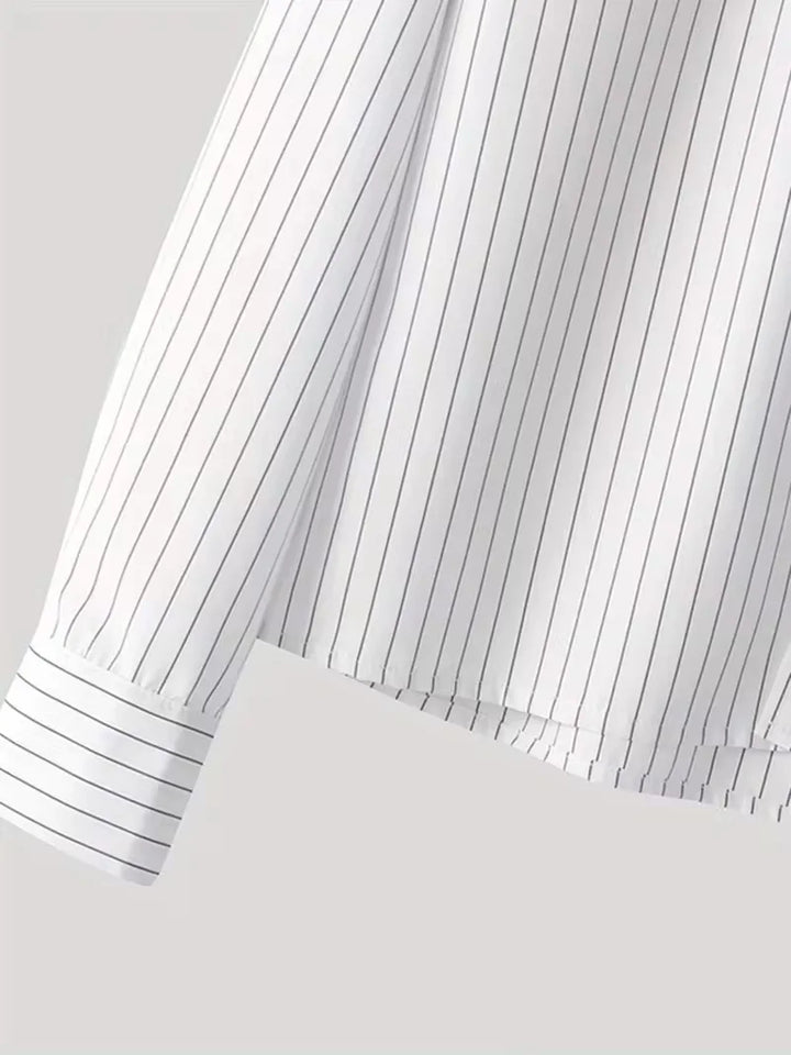 Wit gestreept heren overhemd met V-hals en lange mouwen, oversized en moderne stijl.