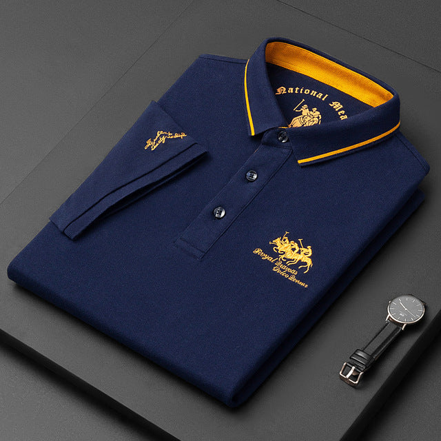 Detail van een heren polo shirt met korte mouwen, voorzien van borstzak en knoopsluiting.