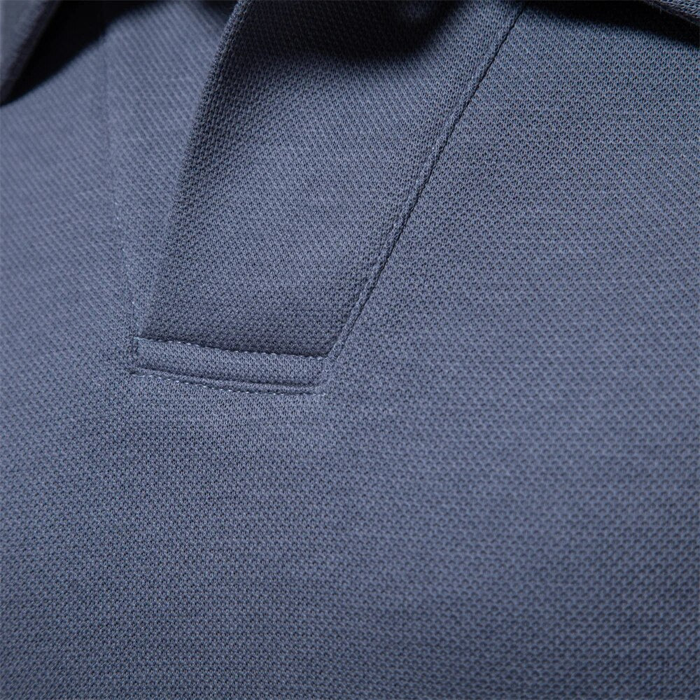 Close-up van de textuur van een blauw heren poloshirt met lange mouwen, geschikte trui voor heren.