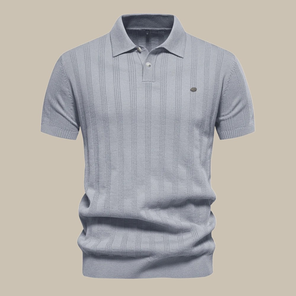 Close-up van het modieuze heren poloshirt met elegante lijn details, comfortabel en veelzijdig.