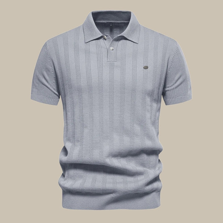 Close-up van het modieuze heren poloshirt met elegante lijn details, comfortabel en veelzijdig.