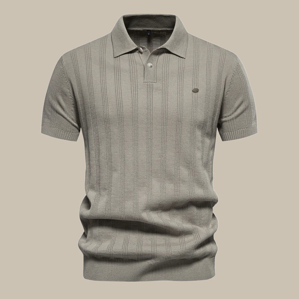Model draagt stijlvol heren casual poloshirt met lijn details, perfect voor een modieuze herfstlook.
