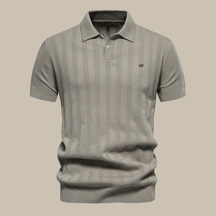 Model draagt stijlvol heren casual poloshirt met lijn details, perfect voor een modieuze herfstlook.