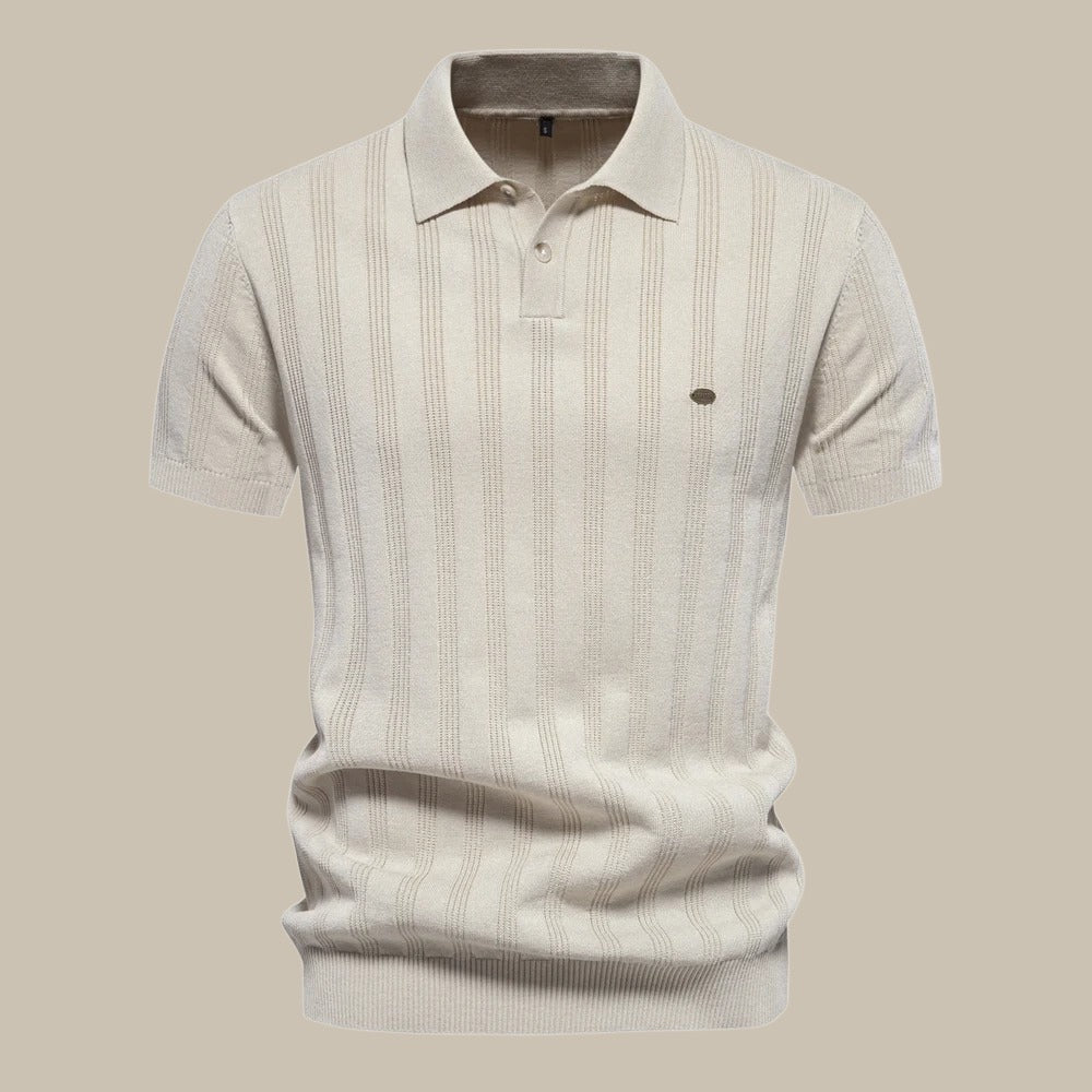 Comfortabel heren poloshirt van zachte stof met subtiele lijn details, perfect voor casual herfst/winter outfits.
