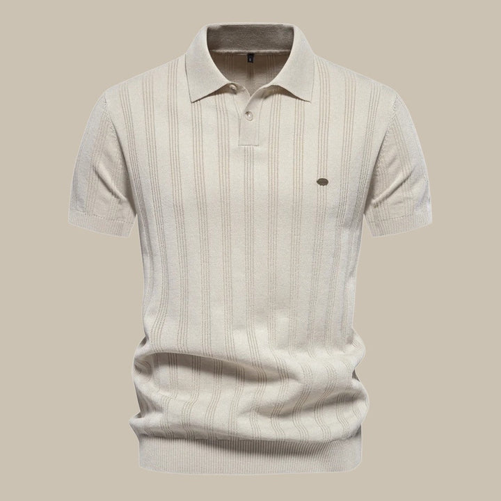 Comfortabel heren poloshirt van zachte stof met subtiele lijn details, perfect voor casual herfst/winter outfits.