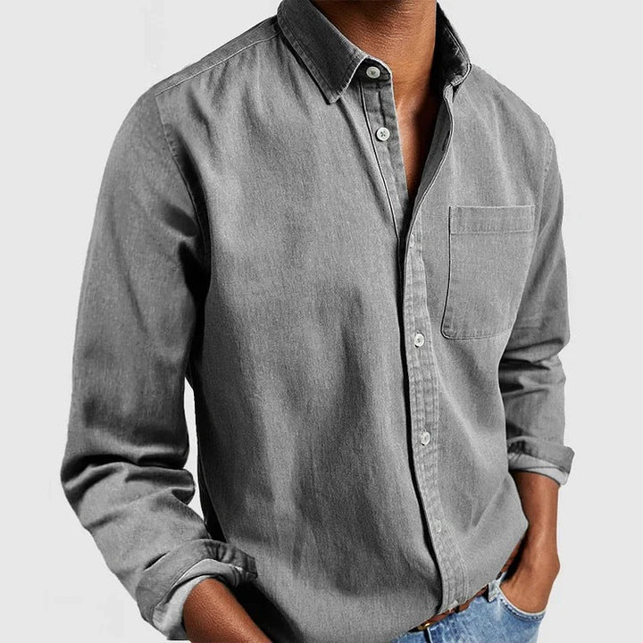 Heren regular fit overhemd, nieuw binnen, van donkerblauw denim, voor een robuuste maar comfortabele stijl.