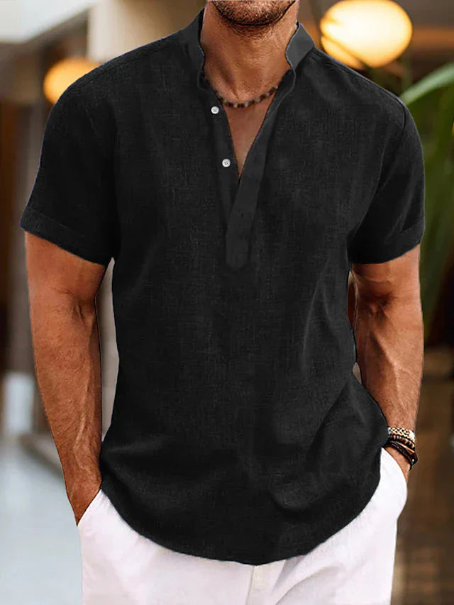 Stijlvol casual herenshirt met korte mouw, opstaande kraag en V-hals in regular fit.