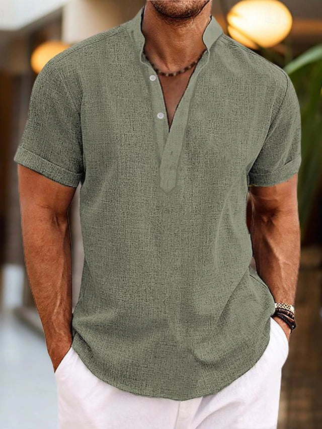 Zomers herenshirt, stijlvol en comfortabel, met V-hals, opstaande kraag en korte mouw.
