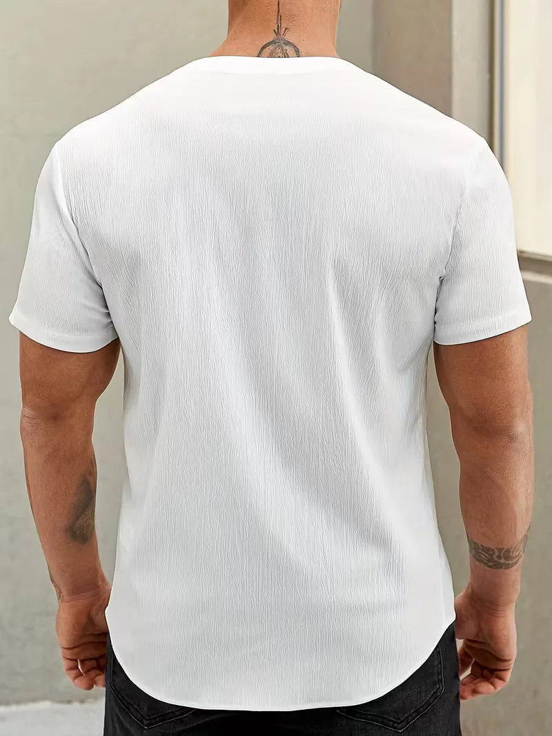 Stijlvol wit herenshirt met mandarijnkraag en korte mouwen, perfect voor smart casual zomerlooks.