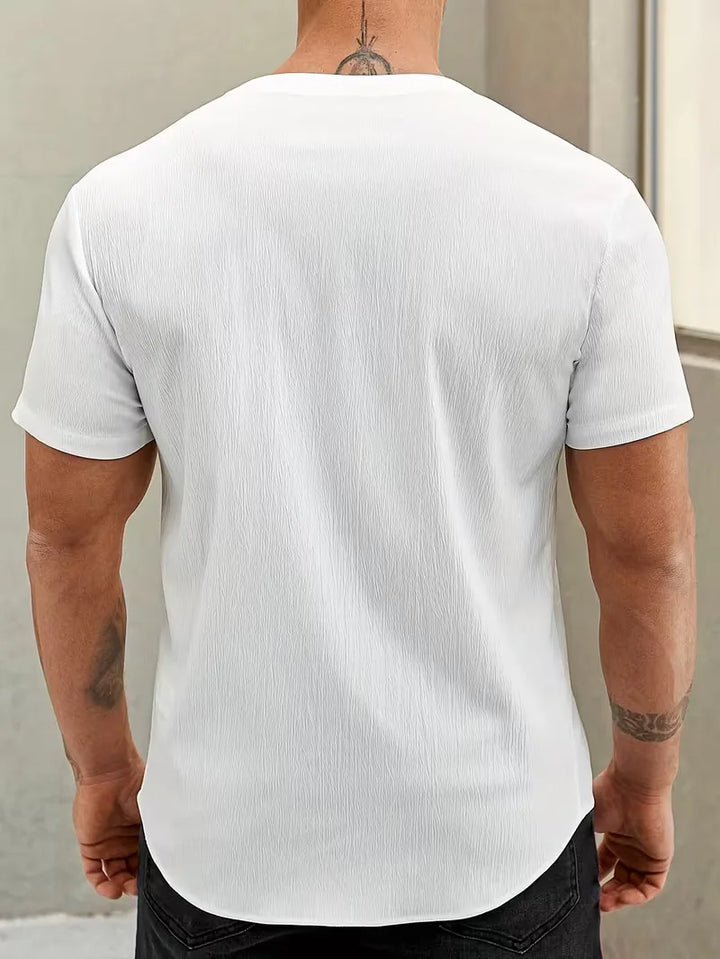 Stijlvol wit herenshirt met mandarijnkraag en korte mouwen, perfect voor smart casual zomerlooks.