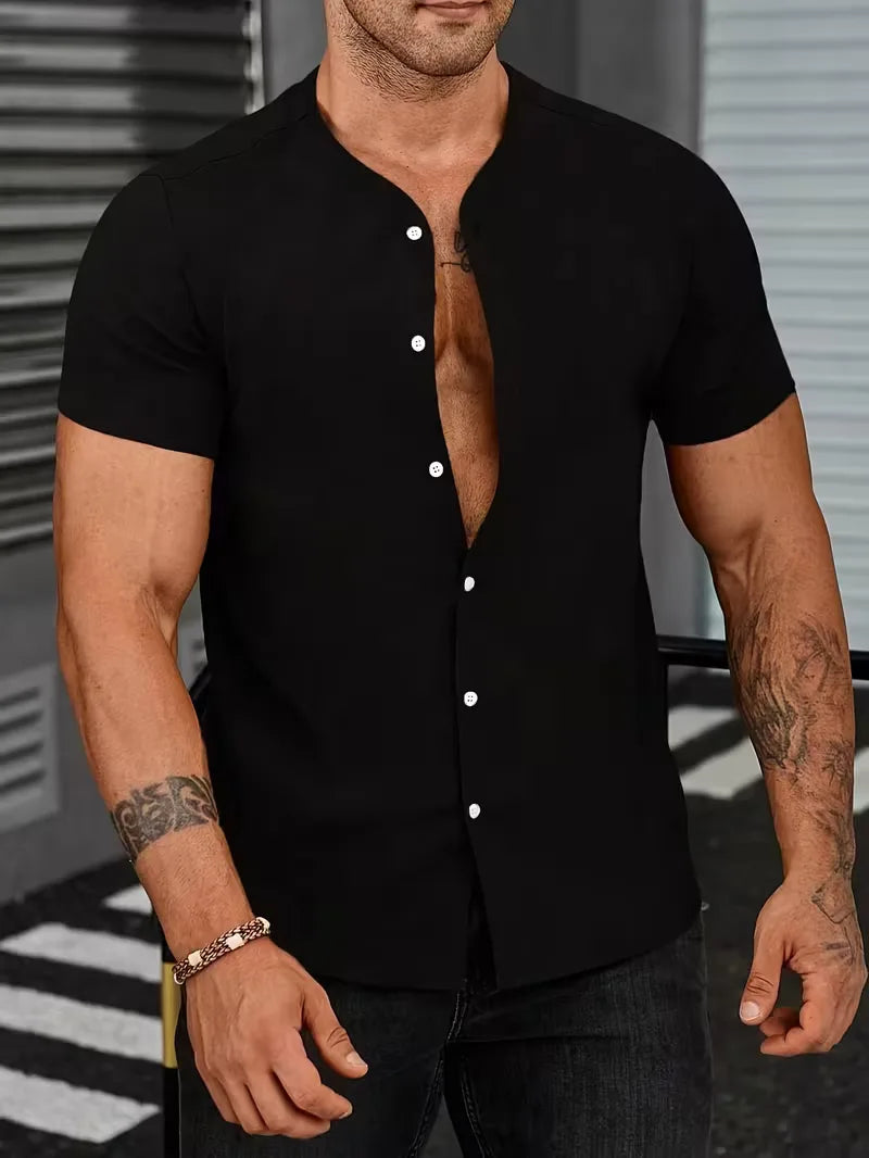 Close-up van de mandarijnkraag van een stijlvol herenshirt met korte mouwen, ideaal voor casual gelegenheden.