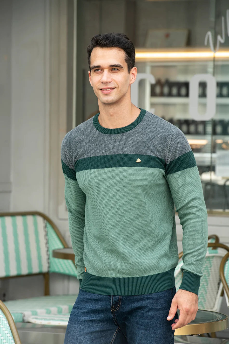 Trendy heren trui met moderne kleurblokken, ronde hals en slim fit, perfect voor een casual look.