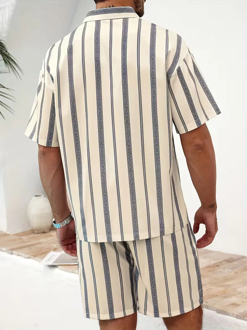 Abrikoos gestreepte heren zomer set: korte mouw overhemd en losse shorts voor een ontspannen stijl.