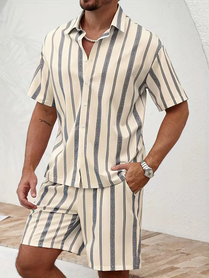 Stijlvolle heren casual set met gestreept overhemd en shorts. Perfect voor zomerse dagen en vrije tijd.