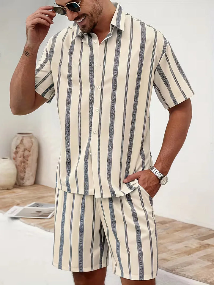 Tweedelige heren zomer set: gestreept korte mouw overhemd en comfortabele shorts, abrikoos kleur.