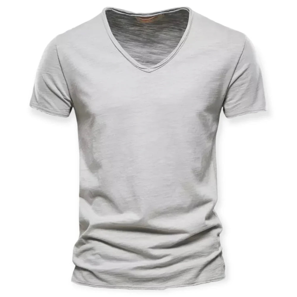 Detail van de zachte stof en de v-hals van een modern heren T-shirt, ideaal voor casual stijl.