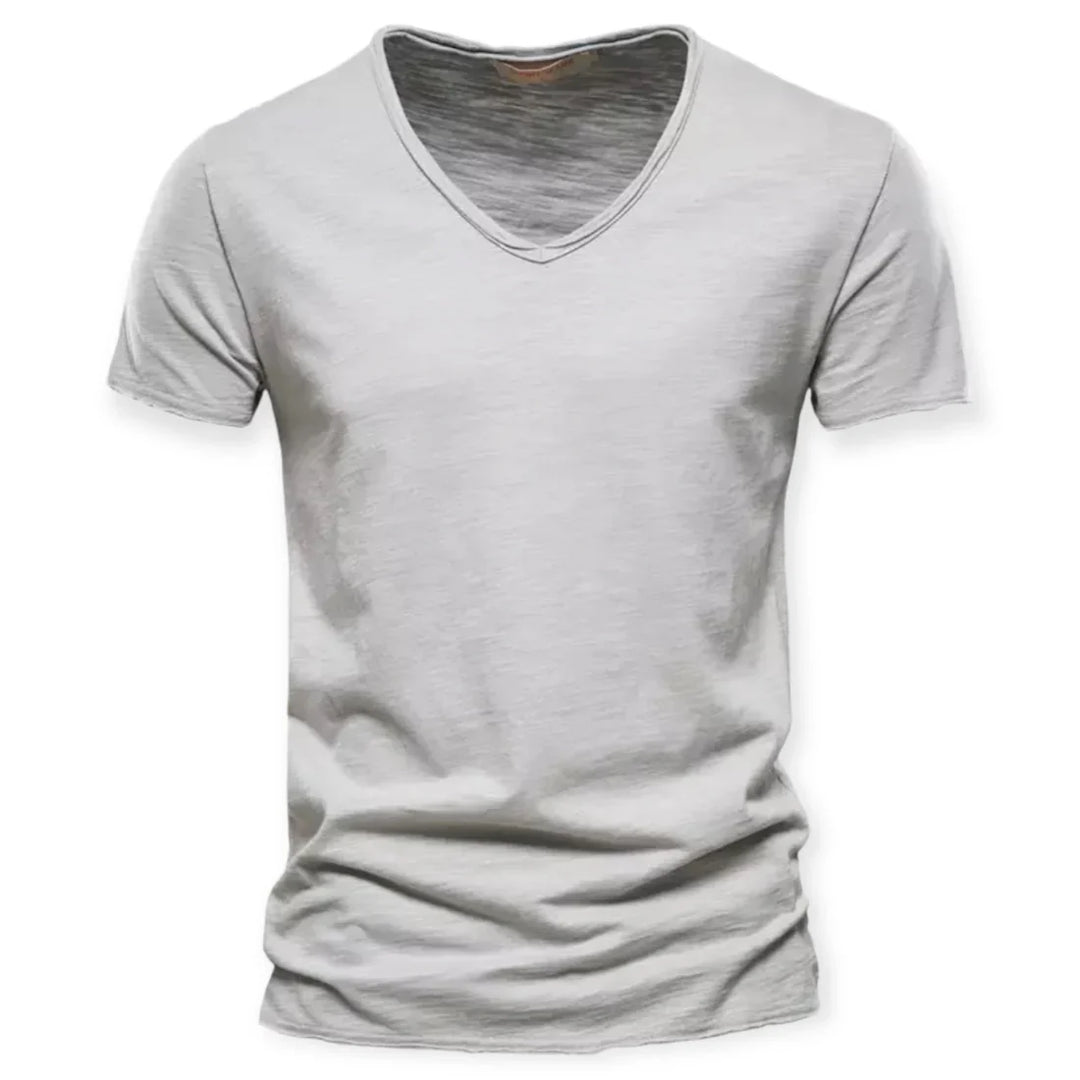 Detail van de zachte stof en de v-hals van een modern heren T-shirt, ideaal voor casual stijl.