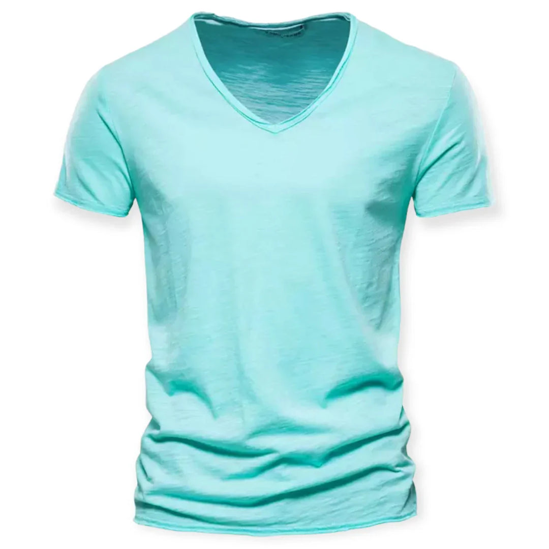 Model draagt een blauw heren casual v-hals T-shirt, perfect voor een comfortabele alledaagse look.