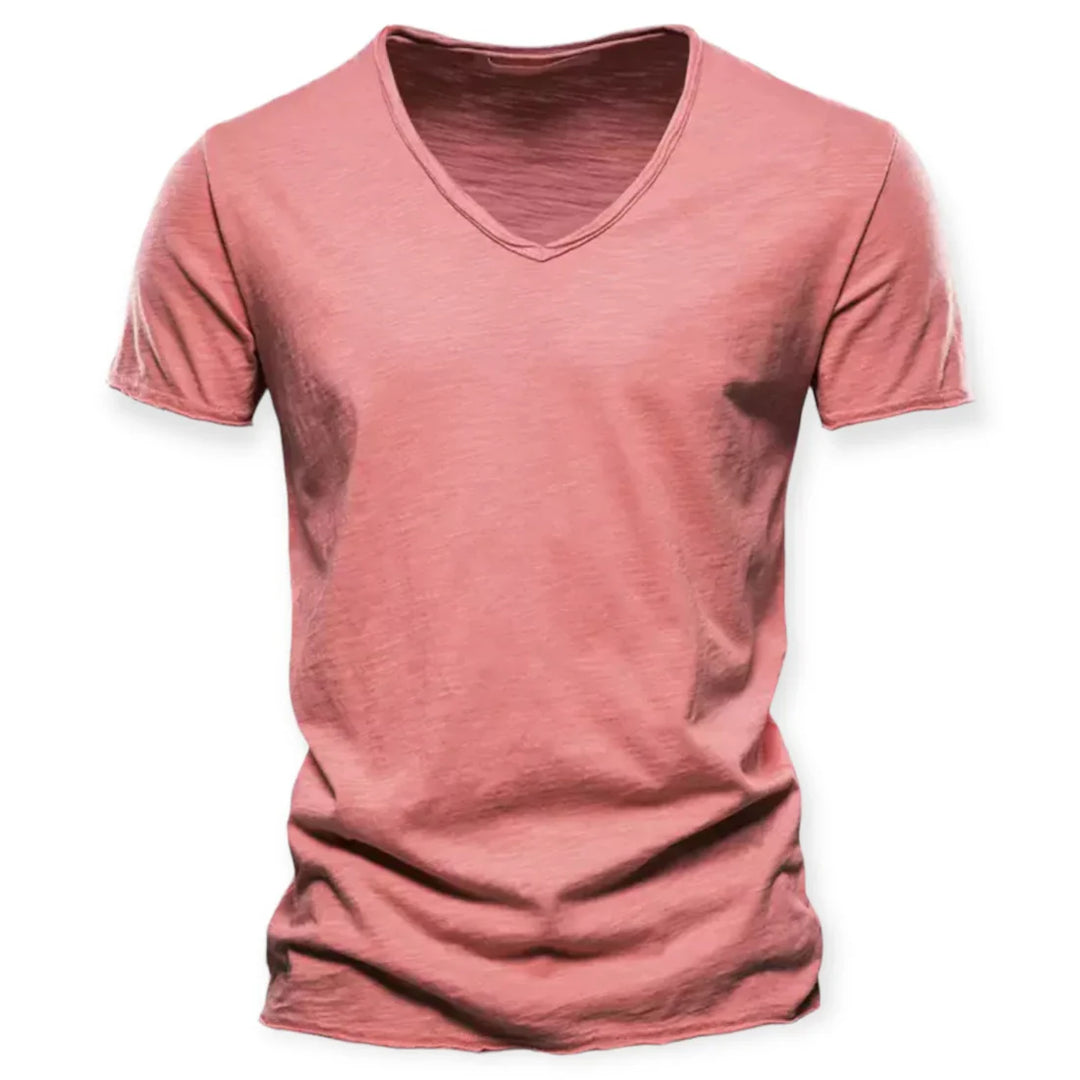 Close-up van de textuur van het ademende heren T-shirt met v-hals, gericht op comfort.