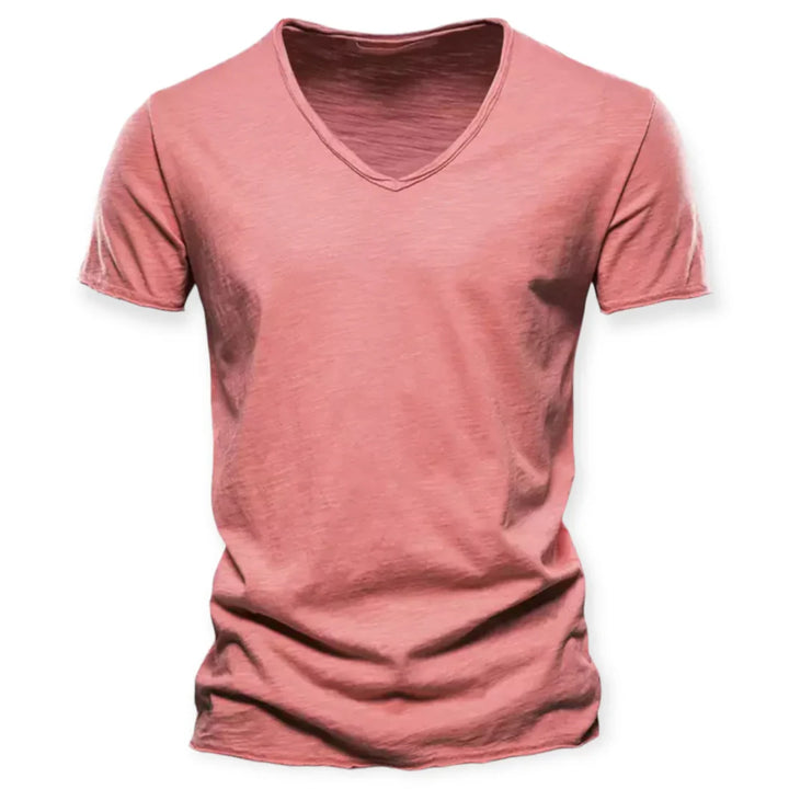 Close-up van de textuur van het ademende heren T-shirt met v-hals, gericht op comfort.