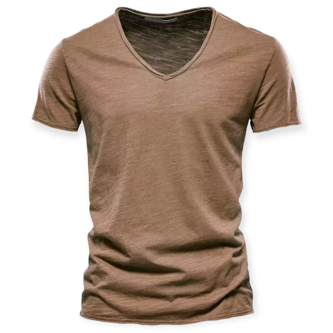 Stapel verschillende kleuren heren v-hals T-shirts, met nadruk op ademende en zachte stof.