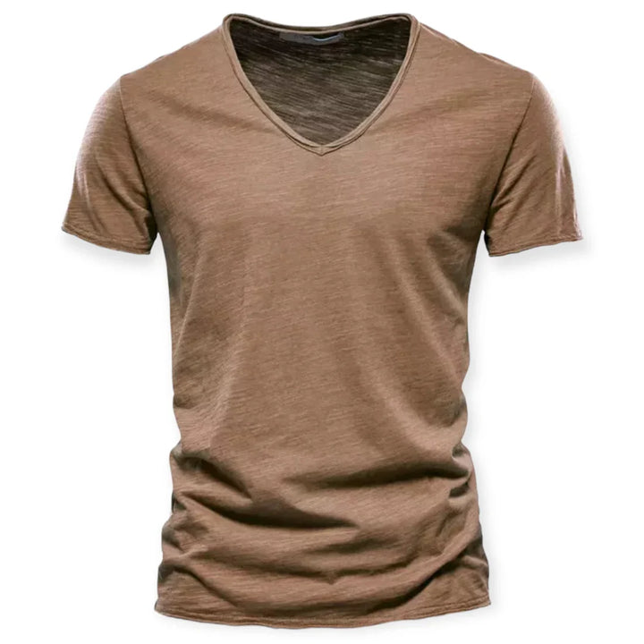Stapel verschillende kleuren heren v-hals T-shirts, met nadruk op ademende en zachte stof.