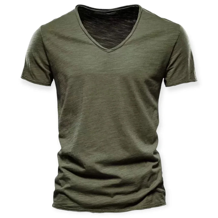 Achterkant van een heren casual v-hals T-shirt, toont de moderne snit en het comfortabele design.