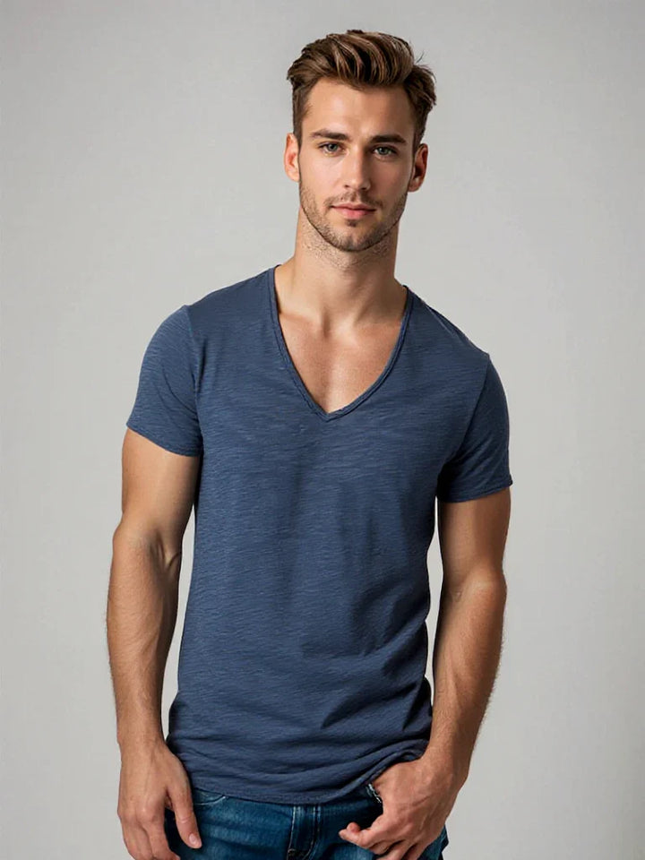 Detail van de stiksels en de afwerking van het comfortabele heren casual v-hals T-shirt.