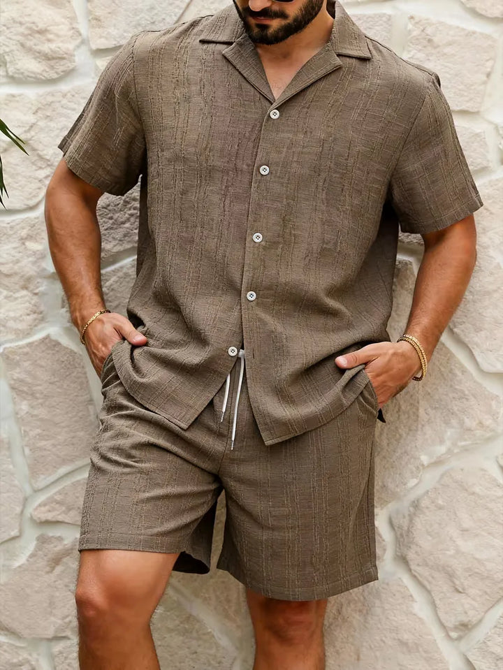 Heren casual zomer shortsetje in koffiekleur met V-hals shirt en korte mouwen, comfortabel en stijlvol.