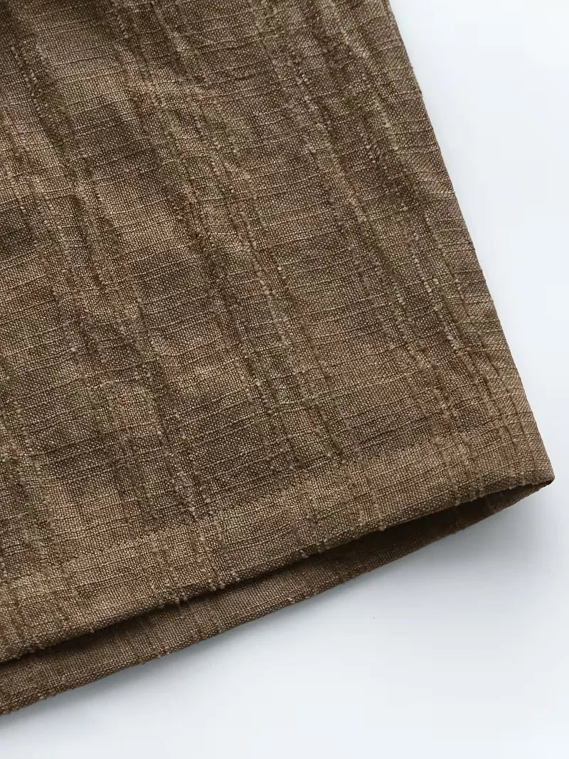 Koffiekleurig casual herensetje met comfortabele shorts en V-hals shirt, ideaal voor zomer en strand.