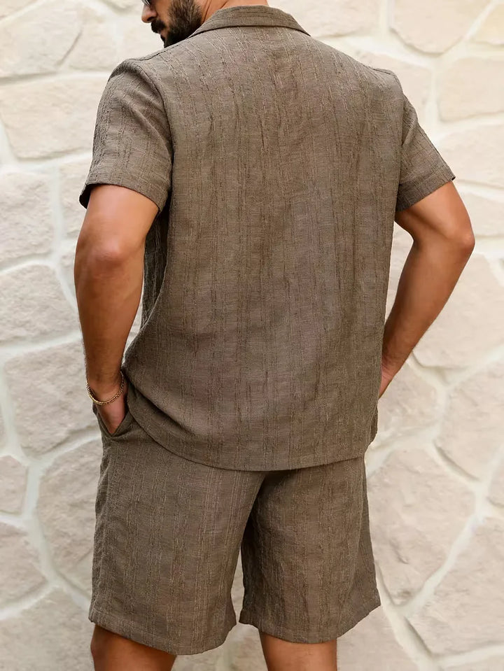 Comfortabel heren tweedelig zomer setje, koffiekleurig short en shirt, ideaal voor strand en vakantie.