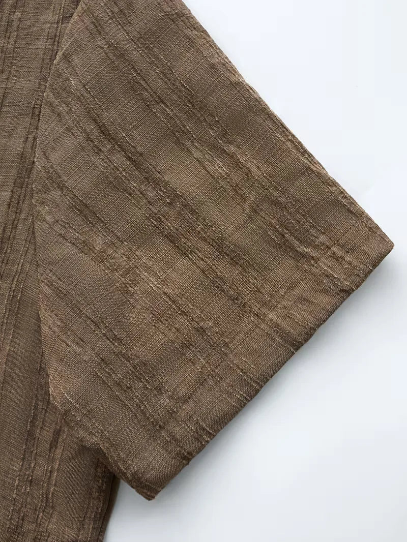 Ademend casual herensetje in warme koffiekleur, bestaande uit comfortabele shorts en V-hals shirt.