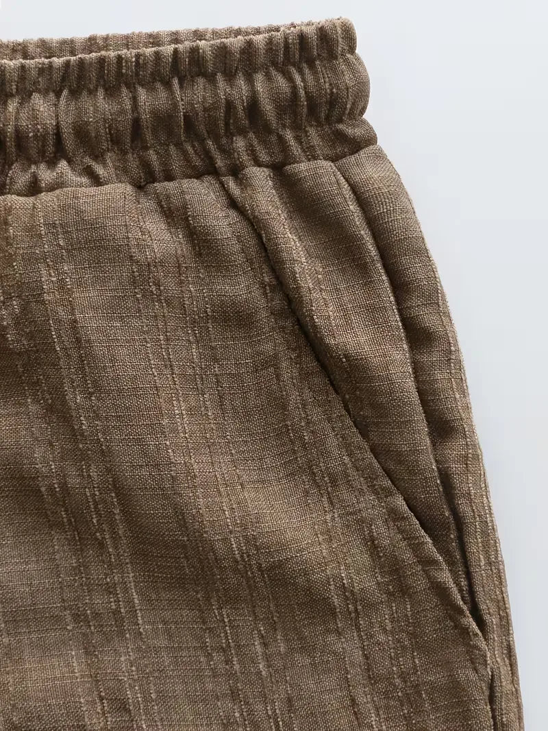 Veelzijdig heren zomerkleding setje in koffiekleur, shorts en shirt, ideaal voor casual gelegenheden en relaxen.