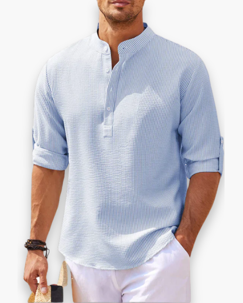 Close-up van ademend herenoverhemd, casual stof en nette afwerking voor stijlvolle zomerkleding.