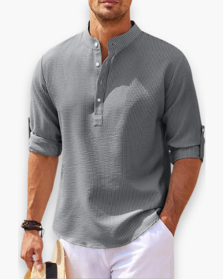 Model draagt casual herenoverhemd, zomerse look, comfortabel en ademend voor herenmode.