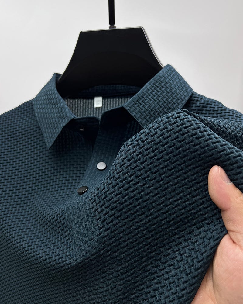 Gedetailleerde close-up van de unieke structuur van de casual heren zomerpolo. Comfortabel poloshirt.