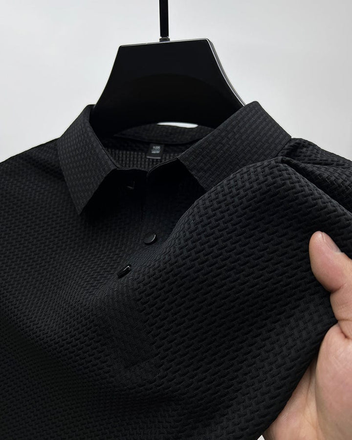 Man draagt comfortabele heren casual zomerpolo met structuur, perfect voor ontspannen dagen. Zomerse herenmode.