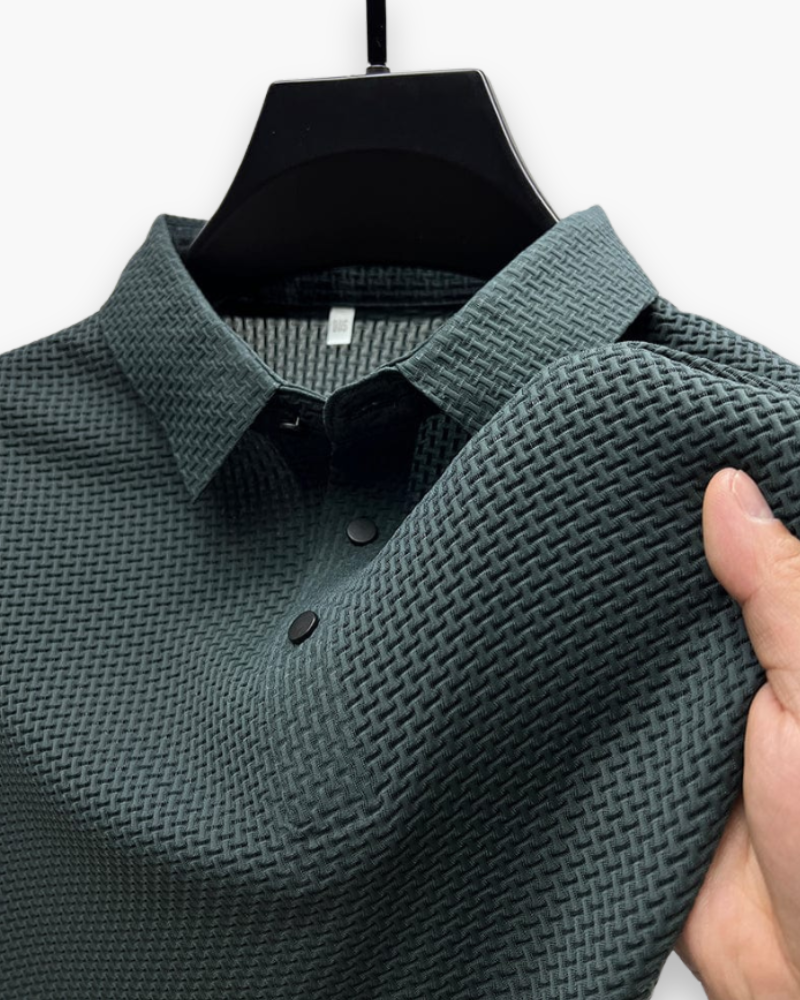 Close-up van de kraag en knopen van de casual heren zomerpolo met structuur. Trendy poloshirt detail.