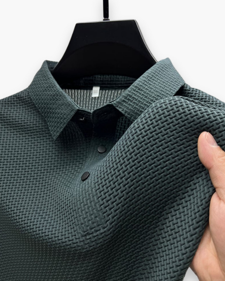 Close-up van de kraag en knopen van de casual heren zomerpolo met structuur. Trendy poloshirt detail.