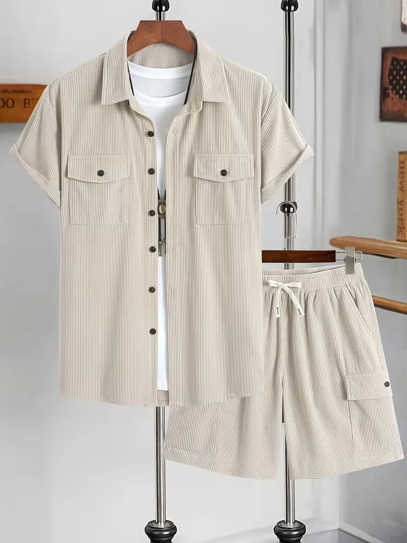Khaki button-up shirt en shorts: Tweedelige casual herenset, ideaal voor een relaxte zomerlook.